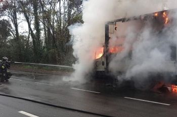 Incendio di un furgone a Vezzano Ligure, l&#039;intervento dei Vigili del Fuoco