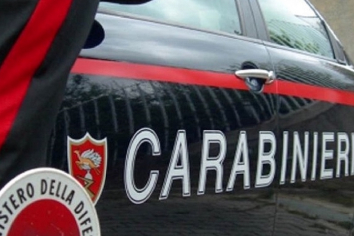 Dà in escandescenze sull&#039;autobus e si avventa contro i carabinieri, arrestato