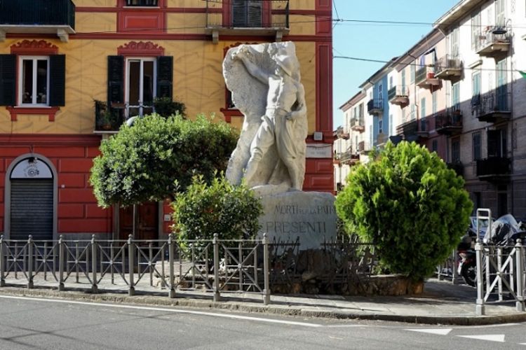 Una curiosità: il monumento ai caduti alla Chiappa è firmato dallo scultore della quadriga del Vittoriano