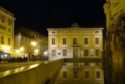 Un fascio di luce bianco su Palazzo Roderio per sensibilizzazione contro il tumore al polmone