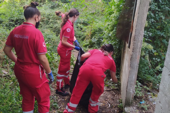 I Giovani della Croce Rossa rimuovono i rifiuti abbandonati lungo le mura storiche