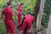 I Giovani della Croce Rossa rimuovono i rifiuti abbandonati lungo le mura storiche