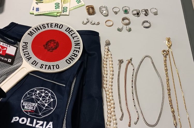 Truffa ai danni di un'anziana spezzina, la Polizia recupera l'ingente &quot;bottino&quot;