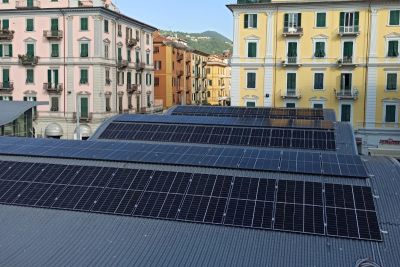 Installati i pannelli fotovoltaici sulla copertura di Piazza Cavour