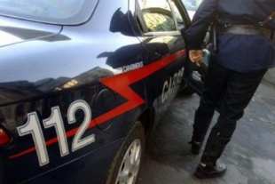 Blocca il traffico e terrorizza i passanti: i Carabinieri lo arrestano