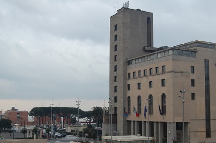 Vuole la casa comunale e spacca una porta ai servizi sociali