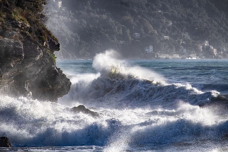 Ancora mareggiate in Liguria, confermato l&#039;avviso meteo per oggi e domani