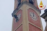 I Vigili del Fuoco intervengono per un distacco di intonaco e... riposizionano le lancette del campanile