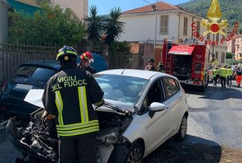 Incidente sulla Napoleonica: scontro tra due auto