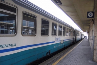 La capotreno le dice di indossare la mascherina, lei le sputa in faccia