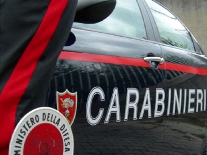 Cerca di vendere la droga a due Carabinieri, li aggredisce e morde un agente alla mano