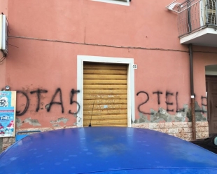 Pitelli, muri imbrattati con scritte inneggianti al Movimento Cinque Stelle