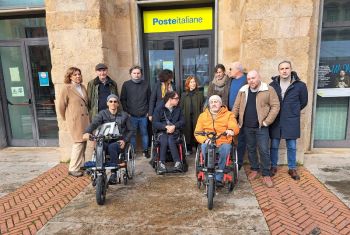 “In Posta non si passa”, sit-in in piazza Verdi contro le barriere architettoniche