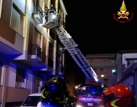 Lavatrice in fiamme su un terrazzo