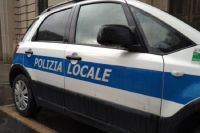 Per scappare dopo un incidente, ne provoca un altro e fugge di nuovo