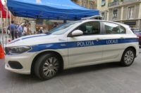 Vede gli agenti e tenta la fuga: guidava con patente sospesa un&#039;auto senza assicurazione