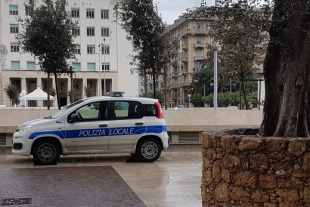 Occupa la strada per lavori e minaccia gli agenti: denunciato dalla Polizia Locale