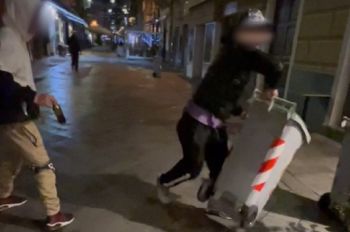 Aggressione in centro alla Spezia: un cassonetto e bottiglie di vetro lanciate contro un ragazzo