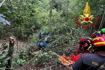 Autobus con studenti a bordo esce di strada a Pontremoli e finisce in una scarpata