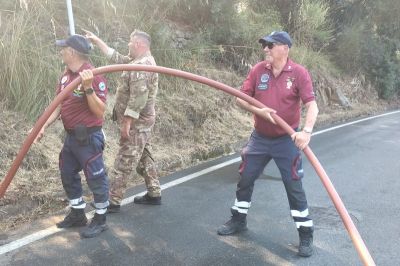 A fuoco circa 3mila mq di bosco a Porto Venere, dispiegamento di forze per domare le fiamme e regolare il traffico