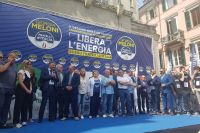 Piazza Mentana attende l&#039;arrivo di Giorgia Meloni. Sul palco i candidati di FDI