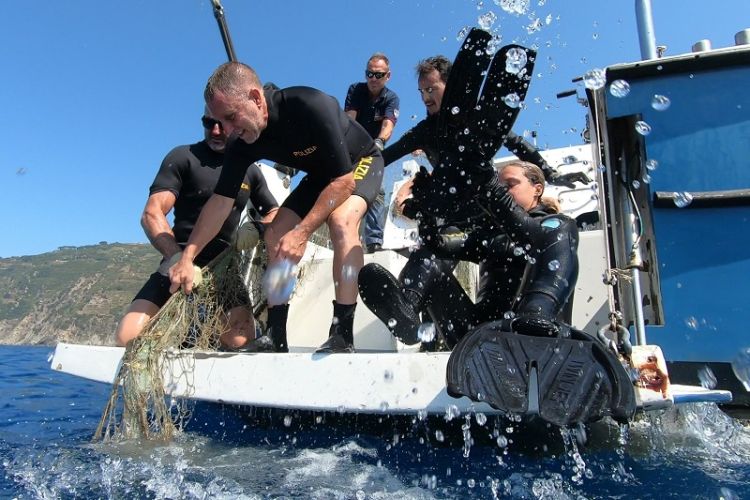 Riomaggiore, i sommozzatori della Polizia di Stato trovano una rete da pesca in zona marina protetta