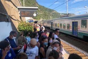 Turisti accalcati alle stazioni delle Cinque Terre