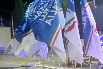 Marco Bucci al gazebo di Fratelli d&#039;Italia nel centro della Spezia