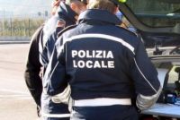 Ubriaco alla guida, finisce contromano e ferisce una donna