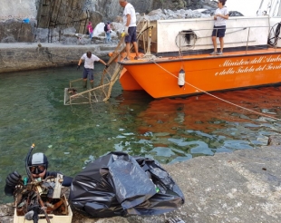 Riomaggiore, pulizia dei fondali con il battello Spazzamare