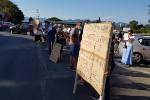 Presidio di protesta organizzato dal Comitato la Ripa nel piazzale di fronte alla Motorizzazione di Fornola