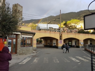Monterosso, venditori abusivi in fuga sui binari ferroviari