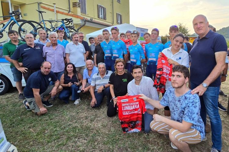 Presentata nella comunità della Fondazione Cardinal Maffi la maglia della rappresentativa locale al Giro della Lunigiana