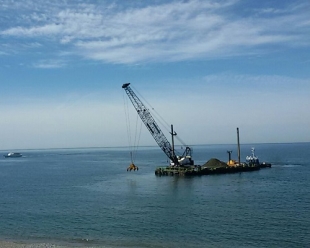 Dragaggio &quot;La Pietra&quot; e ripascimento spiagge, dopo lo &quot;stop&quot; per il mare mosso inizia l&#039;ultima fase dei lavori