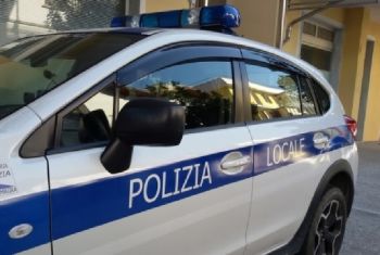 Butta a terra la moto del vicino per ripicca, denunciato 50enne