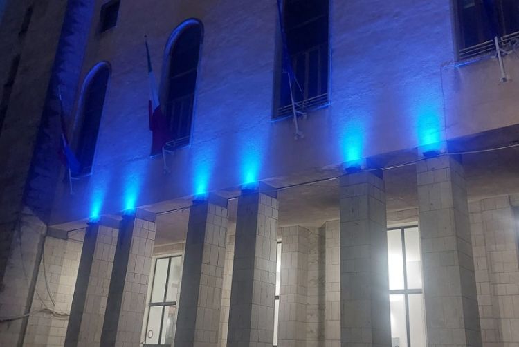 Il Palazzo Civico della Spezia si illumina di blu contro la violenza verso il personale sanitario