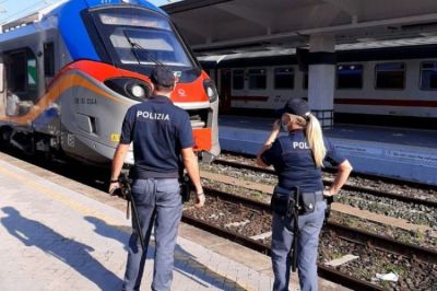 Dà in escandescenza quando il controllore gli chiede il biglietto, aggrediti i poliziotti che erano sul treno e hanno provato a calmarlo