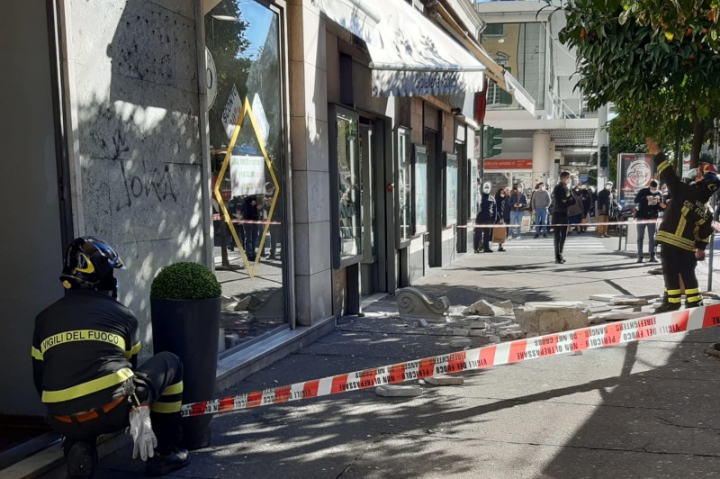 Crolla un terrazzo in Corso Cavour, coinvolta una persona (foto)
