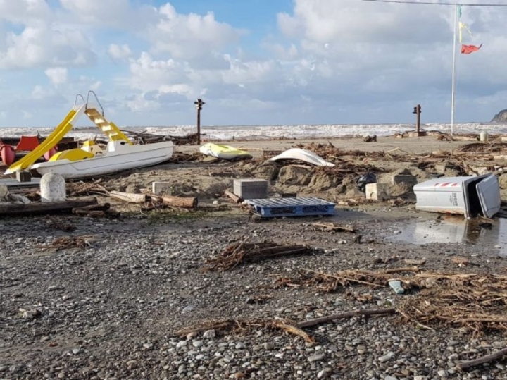 Il maltempo colpisce il litorale di Marinella e Fiumaretta, Confcommercio: &quot;Rimuovere subito i rifiuti dalle spiagge&quot;