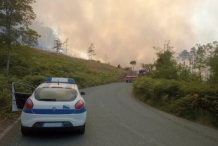 Continuano a bruciare i boschi di Framura, operativi un canadair e due elicotteri