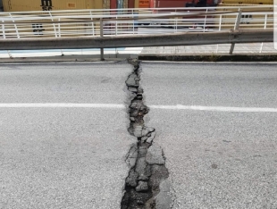 Paura per una &quot;spaccatura&quot; sul cavalcavia in Viale San Bartolomeo