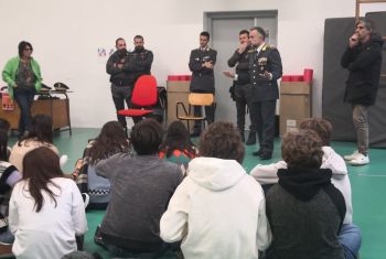 Gli studenti del liceo Costa a lezione con la Guardia di Finanza