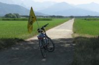 In bici nella tenuta di Marinella per chiedere che resti sempre aperta