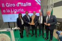 Il presidente della Liguria Toti, gli assessori Berrino e Ferro e il sindaco di Genova Bucci con il direttore del Giro Vegni ed il Trofeo
