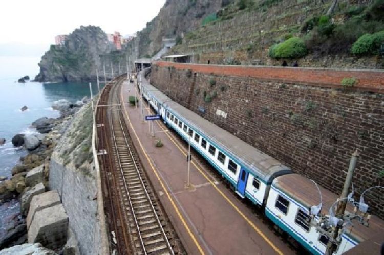 Treno si incendia in galleria, traffico in tilt sulla linea delle Cinque Terre