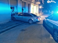 La Spezia, un&#039;auto sfonda la vetrina di una profumeria