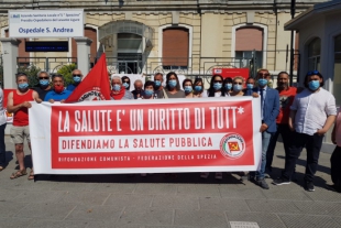 Rifondazione Comunista durante un presidio davanti all&#039;ospedale (foto di repertorio)