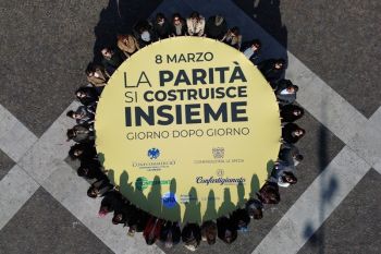 &quot;La parità si costruisce insieme, giorno dopo giorno!&quot;, flash mob delle associazioni di categoria spezzine