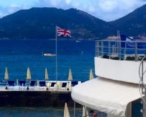 Anche al Lido di Lerici sventola la bandiera della protesta: la Union Jack contro la &quot;Bolkestein&quot;