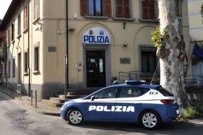 Blitz della polizia in uno stabile abbandonato nella periferia sarzanese